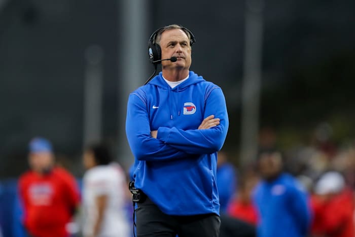 Nov 20, 2021; Cincinnati, Ohio, USA; Southern Methodist Mustangs head coach Sonny Dykes during the first half against the Cincinnati Bearcats at Nippert Stadium